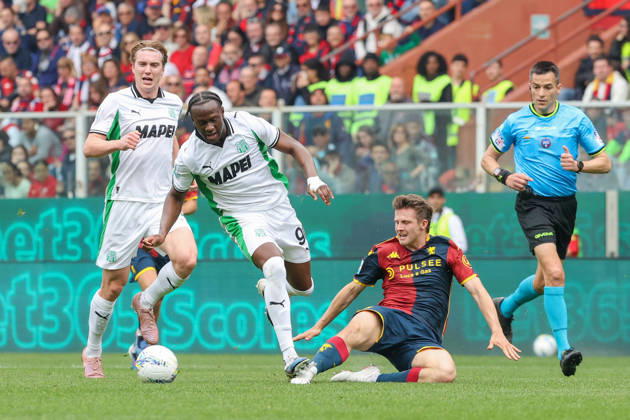 GenoaÕs Morten Frendrup fights for the ball with Sassuolo s Ismael Kone during the Serie A soccer match between Genoa and Sassuolo at the Luigi Ferraris Stadium in Genoa, Italy - Sunday, April 12, 2026. - Soccer .  Copyright: xTanoxPecoraro LaPressex