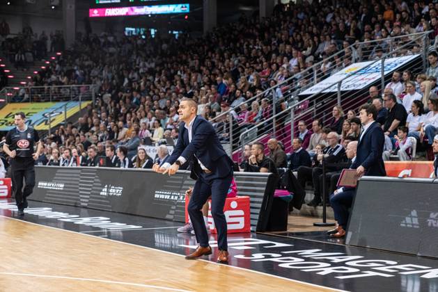 Marko Stankovic (999; Telekom Baskets Bonn) gibt Anweisungen am Spielfeldrand im TelekomDome EasyCredit BBL Ligaspiel am 29. Spieltag in Bonn zwischen Telekom Baskets Bonn und Basketball Löwen Braunschweig. Trainer Marko Stankovic (999; Telekom Baskets Bonn) am Spielfeldrand