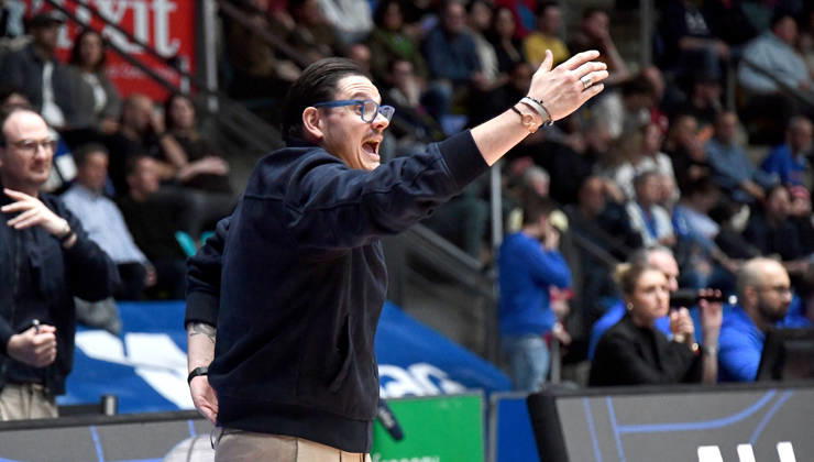 12.04.2026, xokbx, Basketball easyCredit BBL Bundesliga, Frankfurt Skyliners - MLP Academics Heidelberg v.l. Headcoach Carlo Finetti (MLP Academics Heidelberg), Mimik, Gestik, Anweisungen (DFL DFB REGULATIONS PROHIBIT ANY USE OF PHOTOGRAPHS as IMAGE SEQUENCES and or QUASI-VIDEO) Frankfurt am Main