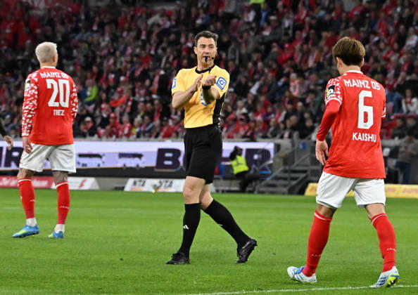 12.04.2026, xsltx, Fussball 1.Bundesliga, FSV Mainz 05 - SC Freiburg v.l. Felix Zwayer (Schiedsrichter) signalisiert ein Handspiel (DFL DFB REGULATIONS PROHIBIT ANY USE OF PHOTOGRAPHS as IMAGE SEQUENCES and or QUASI-VIDEO)