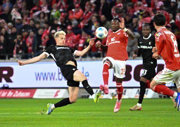 12.04.2026, xsltx, Fussball 1.Bundesliga, FSV Mainz 05 - SC Freiburg v.l. Matthias Ginter (SC Freiburg), Sheraldo Becker (1. FSV Mainz 05) (DFL DFB REGULATIONS PROHIBIT ANY USE OF PHOTOGRAPHS as IMAGE SEQUENCES and or QUASI-VIDEO)