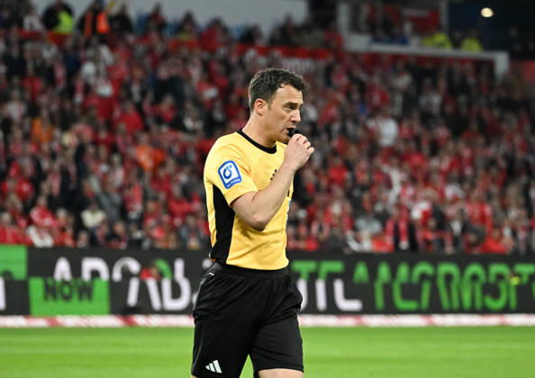 12.04.2026, xsltx, Fussball 1.Bundesliga, FSV Mainz 05 - SC Freiburg v.l. Felix Zwayer (Schiedsrichter) pfeift zur Halbzeit (DFL DFB REGULATIONS PROHIBIT ANY USE OF PHOTOGRAPHS as IMAGE SEQUENCES and or QUASI-VIDEO)