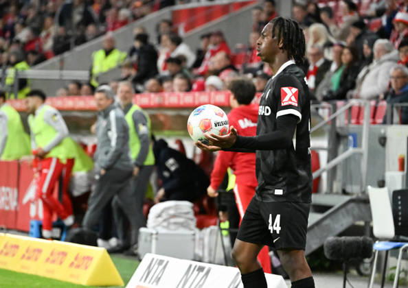12.04.2026, xsltx, Fussball 1.Bundesliga, FSV Mainz 05 - SC Freiburg v.l. Johan Manzambi (SC Freiburg) versteht die Welt nicht mehr, nachdem Felix Zwayer (Schiedsrichter) bei seinem verzögerten Einwurf zur Halbzeit gepfiffen hat (DFL DFB REGULATIONS PROHIBIT ANY USE OF PHOTOGRAPHS as IMAGE SEQUENCES and or QUASI-VIDEO)