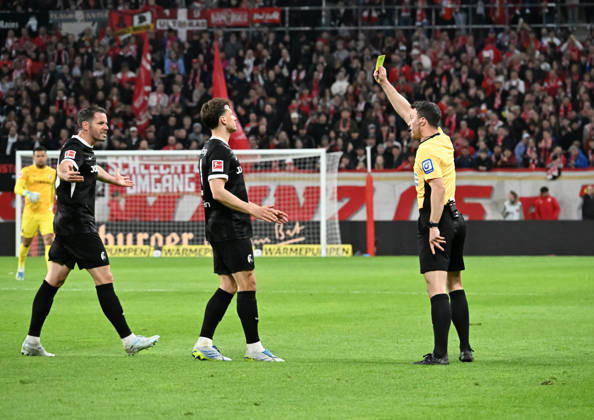 12.04.2026, xsltx, Fussball 1.Bundesliga, FSV Mainz 05 - SC Freiburg v.l. Christian Günter (SC Freiburg) und Maximilian Eggestein (SC Freiburg) verstehen die Welt nicht mehr, nachdem Felix Zwayer (Schiedsrichter) bei einem verzögerten Einwurf von Johan Manzambi (SC Freiburg) zur Halbzeit gepfiffen hat. Eggestein seiht für sein Reklamieren die gelbe Karte (DFL DFB REGULATIONS PROHIBIT ANY USE OF PHOTOGRAPHS as IMAGE SEQUENCES and or QUASI-VIDEO)