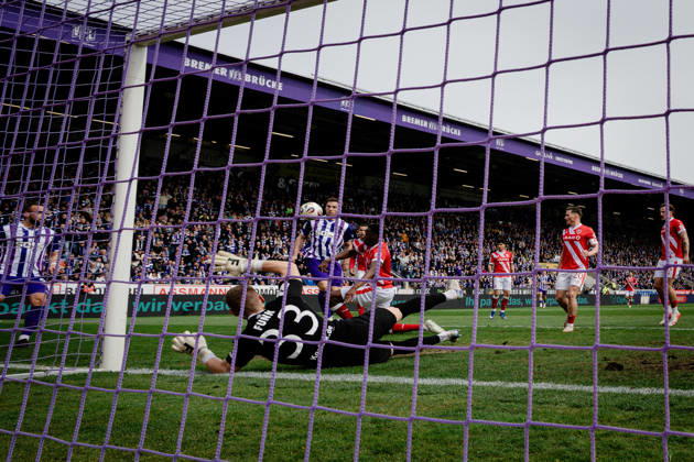 Robin Meißner 11 (Osnabrueck), VfL Osnabrueck vs. Energie Cottbus, Fussball, 3. Liga, 33. Spieltag, 12.04.2025 DFB regulations prohibit any use of photographs as image sequences and or quasi-video Osnabrueck Niedersachsen Deutschland