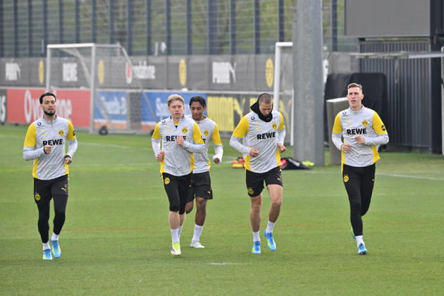 Nico Schlotterbeck (Borussia Dortmund), Waldemar Anton (Borussia Dortmund), Daniel Svensson (Borussia Dortmund), Ramy Bensebaini (Borussia Dortmund), vorne v.re. 14.04.2026, Fussball 1. Bundesliga, Saison 2025 2026, Training Borussia Dortmund Dortmund Trainingsgelände Nordrhein Westfalen Deutschland