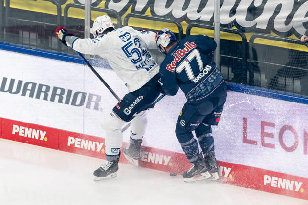 Kampf um den Puck Zweikampf zwischen Nicolas Mattinen (Adler Mannheim, 52) und Adam Brooks (EHC Red Bull Muenchen, 77) GER, EHC Red Bull Muenchen vs. Adler Mannheim, Eishockey, DEL, Playoffs, Halbfinale Spiel 4, Saison 2025 2026, 14.04.2026. GER, EHC Red Bull Muenchen vs. Adler Mannheim, Eishockey, DEL, Playoffs, Halbfinale Spiel 4, Saison 2025 2026, 14.04.2026. Muenchen Copyright: xEibner-Pressefoto FranzxFeinerx EP_HFR