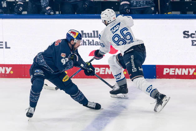 Kampf um den Puck Zweikampf zwischen Maximilian Kastner (EHC Red Bull Muenchen, 93) und Maximilian Heim (Adler Mannheim, 86) GER, EHC Red Bull Muenchen vs. Adler Mannheim, Eishockey, DEL, Playoffs, Halbfinale Spiel 4, Saison 2025 2026, 14.04.2026. GER, EHC Red Bull Muenchen vs. Adler Mannheim, Eishockey, DEL, Playoffs, Halbfinale Spiel 4, Saison 2025 2026, 14.04.2026. Muenchen Copyright: xEibner-Pressefoto FranzxFeinerx EP_HFR