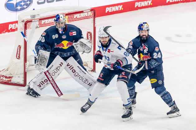 Ryan Murphy (EHC Red Bull Muenchen, 24) verteidigt gegen Maximilian Heim (Adler Mannheim, 86) vor dem Tor von Antoine Bibeau (Torwart, EHC Red Bull Muenchen, 30) GER, EHC Red Bull Muenchen vs. Adler Mannheim, Eishockey, DEL, Playoffs, Halbfinale Spiel 4, Saison 2025 2026, 14.04.2026. GER, EHC Red Bull Muenchen vs. Adler Mannheim, Eishockey, DEL, Playoffs, Halbfinale Spiel 4, Saison 2025 2026, 14.04.2026. Muenchen Copyright: xEibner-Pressefoto FranzxFeinerx EP_HFR