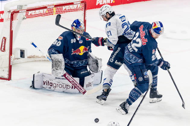 Ville Pokka (EHC Red Bull Muenchen, 22) verteidigt gegen Kris Bennett (Adler Mannheim, 21) vor dem Tor von Antoine Bibeau (Torwart, EHC Red Bull Muenchen, 30) GER, EHC Red Bull Muenchen vs. Adler Mannheim, Eishockey, DEL, Playoffs, Halbfinale Spiel 4, Saison 2025 2026, 14.04.2026. GER, EHC Red Bull Muenchen vs. Adler Mannheim, Eishockey, DEL, Playoffs, Halbfinale Spiel 4, Saison 2025 2026, 14.04.2026. Muenchen Copyright: xEibner-Pressefoto FranzxFeinerx EP_HFR