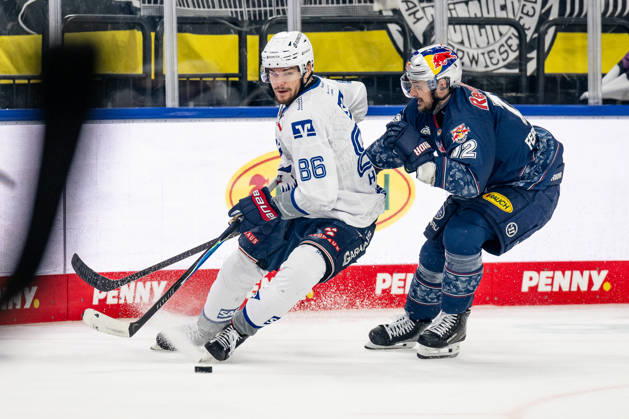 Kampf um den Puck Zweikampf zwischen Maximilian Heim (Adler Mannheim, 86) und Brady Ferguson (EHC Red Bull Muenchen, 12) GER, EHC Red Bull Muenchen vs. Adler Mannheim, Eishockey, DEL, Playoffs, Halbfinale Spiel 4, Saison 2025 2026, 14.04.2026. GER, EHC Red Bull Muenchen vs. Adler Mannheim, Eishockey, DEL, Playoffs, Halbfinale Spiel 4, Saison 2025 2026, 14.04.2026. Muenchen Copyright: xEibner-Pressefoto HeikexFeinerx EP_HFR