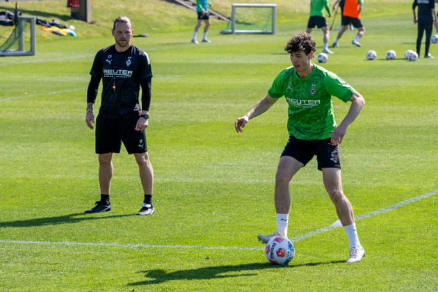 Philipp Sander (Borussia Moenchengladbach, 16) am Ball. Dahinter Eugen Polanski (Borussia Moenchengladbach, Trainer). Oeffentliches Training Borussia Moenchengladbach auf dem Trainingsgelaende am Borussia Park, 1. Bundesliga, Fussball, Saison 2025 2026, 15.04.2026 Training Borussia Moenchengladbach, 1. Bundesliga, Saison 2025 2026, 15.04.2026 Moenchengladbach Copyright: xEibner-Pressefoto ThomasxHaeslerx EP_THR