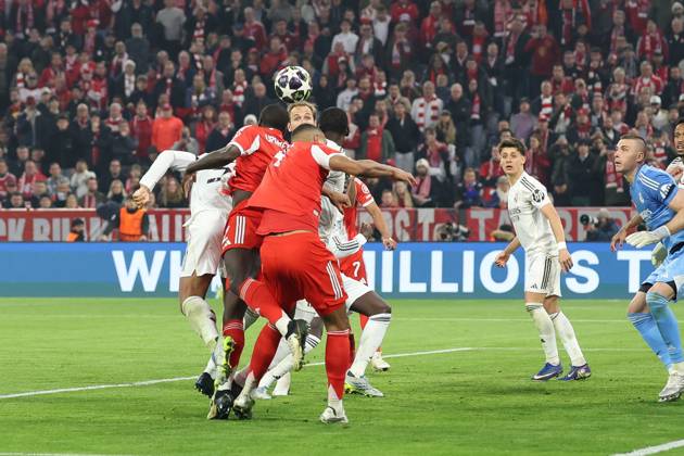 im Zweikampf, Aktion, mit Dayot Upamecano 2 (FC Bayern Muenchen), Jude Bellingham 5 (CF Real Madrid), Jonathan Tah 4 (FC Bayern Muenchen), FC Bayern Muenchen vs. Real Madrid, Fussball, UEFA, Champions League, Viertelfinale, Rueckspiel, 15.04.2026 Muenchen Bayern Deutschland