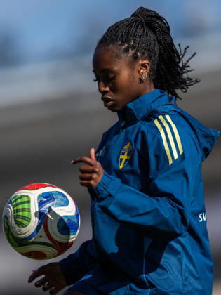 260416 Monica Jusu Bah of the Swedish women s national football team during a training session on April 16, 2026 in Gothenburg. Photo: Mathias Bergeld BILDBYRAN kod MB MB1364 fotboll football soccer fotball vm-kval kval fifa womens world cup qualifier qualifier träning practice training sverige sweden dam bbeng women kvinner Copyright: MATHIASxBERGELD BB260416MB026