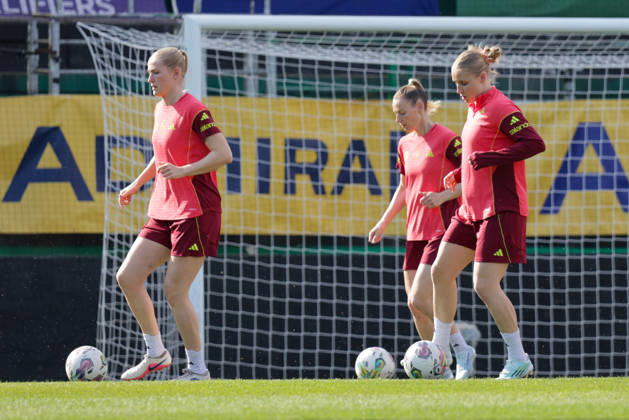 17.04.2026, xgrfx, Fussball DFB-Medientermine, Deutsche Frauennationalmannschaft Training v.l. Camilla Küver, Sarai Linder, Jella Veit (Deutsche Frauennationalmannschaft) (DFL DFB REGULATIONS PROHIBIT ANY USE OF PHOTOGRAPHS as IMAGE SEQUENCES and or QUASI-VIDEO) Ried