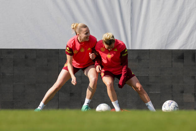 17.04.2026, xgrfx, Fussball DFB-Medientermine, Deutsche Frauennationalmannschaft Training v.l. Laura Freigang, Linda Dallmann (Deutsche Frauennationalmannschaft) (DFL DFB REGULATIONS PROHIBIT ANY USE OF PHOTOGRAPHS as IMAGE SEQUENCES and or QUASI-VIDEO) Ried