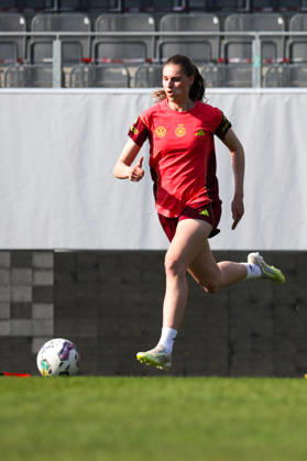 17.04.2026, xgrfx, Fussball DFB-Medientermine, Deutsche Frauennationalmannschaft Training v.l. Jule Brand (Deutsche Frauennationalmannschaft) (DFL DFB REGULATIONS PROHIBIT ANY USE OF PHOTOGRAPHS as IMAGE SEQUENCES and or QUASI-VIDEO) Ried