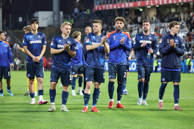 17.04.2026, xrekx, Fussball 2.Bundesliga, SV Elversberg - Karlsruher SC v.l. KSC Mannschaft bedankt bedanken sich bei den Fans, the player thanks the fans for their support Marvin Wanitzek (Karlsruher SC) (DFL DFB REGULATIONS PROHIBIT ANY USE OF PHOTOGRAPHS as IMAGE SEQUENCES and or QUASI-VIDEO) Elversberg