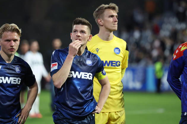 17.04.2026, xrekx, Fussball 2.Bundesliga, SV Elversberg - Karlsruher SC v.l. Spielende Marvin Wanitzek (Karlsruher SC) enttaeuscht, enttäuscht, schaut enttaeuscht, niedergeschlagen, disappointed vor den Fans (DFL DFB REGULATIONS PROHIBIT ANY USE OF PHOTOGRAPHS as IMAGE SEQUENCES and or QUASI-VIDEO) Elversberg