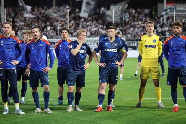 17.04.2026, xrekx, Fussball 2.Bundesliga, SV Elversberg - Karlsruher SC v.l. KSC Mannschaft bedankt bedanken sich bei den Fans, the player thanks the fans for their support Marvin Wanitzek (Karlsruher SC) enttaeuscht, enttäuscht, schaut enttaeuscht, niedergeschlagen, disappointed (DFL DFB REGULATIONS PROHIBIT ANY USE OF PHOTOGRAPHS as IMAGE SEQUENCES and or QUASI-VIDEO) Elversberg