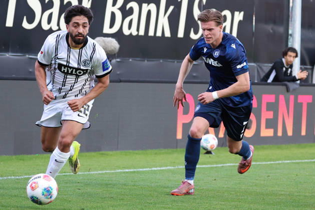 17.04.2026, xrekx, Fussball 2.Bundesliga, SV Elversberg - Karlsruher SC v.l. Immanuel Pherai (SV 07 Elversberg) Dzenis Burnic (Karlsruher SC) (DFL DFB REGULATIONS PROHIBIT ANY USE OF PHOTOGRAPHS as IMAGE SEQUENCES and or QUASI-VIDEO) Elversberg