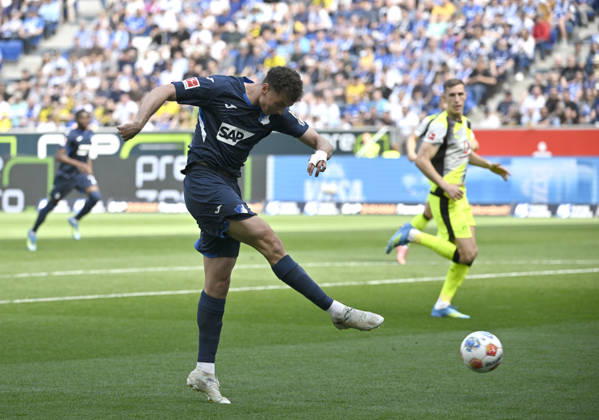 Strafraumszene, Torraumszene Torschuss Aktion Torchance Fisnik Asllani TSG 1899 Hoffenheim (11) TSG 1899 Hoffenheim vs Borussia Dortmund BVB 18.04.2026 DFL REGULATIONS PROHIBIT ANY USE OF PHOTOGRAPHS AS IMAGE SEQUENCES AND OR QUASI-VIDEO TSG 1899 Hoffenheim vs Borussia Dortmund