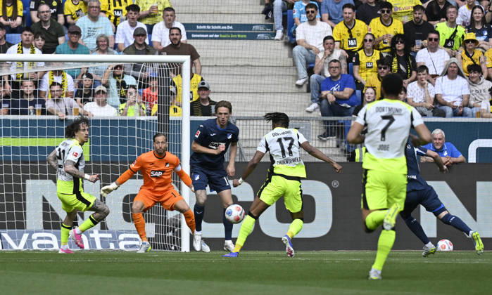 Strafraumszene, Torraumszene Torschuss Aktion Torchance Carney Chukwuemeka Borussia Dortmund BVB (17) gegen Wouter Burger TSG 1899 Hoffenheim (18) Torwart Oliver Baumann TSG 1899 Hoffenheim (01) TSG 1899 Hoffenheim vs Borussia Dortmund BVB 18.04.2026 DFL REGULATIONS PROHIBIT ANY USE OF PHOTOGRAPHS AS IMAGE SEQUENCES AND OR QUASI-VIDEO TSG 1899 Hoffenheim vs Borussia Dortmund