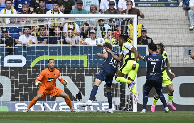 Strafraumszene, Torraumszene Torschuss Aktion Torchance Carney Chukwuemeka Borussia Dortmund BVB (17) gegen Wouter Burger TSG 1899 Hoffenheim (18) Torwart Oliver Baumann TSG 1899 Hoffenheim (01) TSG 1899 Hoffenheim vs Borussia Dortmund BVB 18.04.2026 DFL REGULATIONS PROHIBIT ANY USE OF PHOTOGRAPHS AS IMAGE SEQUENCES AND OR QUASI-VIDEO TSG 1899 Hoffenheim vs Borussia Dortmund