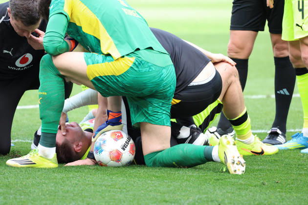 18.04.2026, xrekx, Fussball 1.Bundesliga, TSG 1899 Hoffenheim - Borussia Dortmund v.l. Niklas Süle Suele (Borussia Dortmund) verletzt, Verletzung, Schmerz, Schmerzen, injured, injury, pain, pains (DFL DFB REGULATIONS PROHIBIT ANY USE OF PHOTOGRAPHS as IMAGE SEQUENCES and or QUASI-VIDEO) Sinsheim