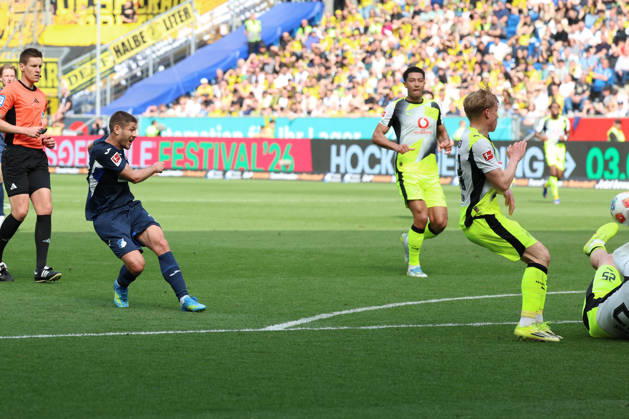 18.04.2026, xrekx, Fussball 1.Bundesliga, TSG 1899 Hoffenheim - Borussia Dortmund v.l. Torschuss Andrej Kramaric (TSG 1899 Hoffenheim) Niklas Süle Suele (Borussia Dortmund) Handspiel (DFL DFB REGULATIONS PROHIBIT ANY USE OF PHOTOGRAPHS as IMAGE SEQUENCES and or QUASI-VIDEO) Sinsheim