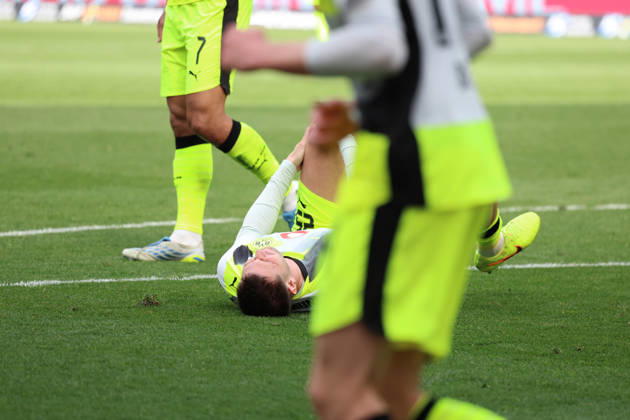 18.04.2026, xrekx, Fussball 1.Bundesliga, TSG 1899 Hoffenheim - Borussia Dortmund v.l. Niklas Süle Suele (Borussia Dortmund) verletzt, Verletzung, Schmerz, Schmerzen, injured, injury, pain, pains (DFL DFB REGULATIONS PROHIBIT ANY USE OF PHOTOGRAPHS as IMAGE SEQUENCES and or QUASI-VIDEO) Sinsheim