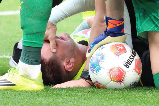 18.04.2026, xrekx, Fussball 1.Bundesliga, TSG 1899 Hoffenheim - Borussia Dortmund v.l. Niklas Süle Suele (Borussia Dortmund) verletzt, Verletzung, Schmerz, Schmerzen, injured, injury, pain, pains (DFL DFB REGULATIONS PROHIBIT ANY USE OF PHOTOGRAPHS as IMAGE SEQUENCES and or QUASI-VIDEO) Sinsheim