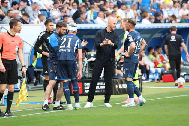 18.04.2026, xrekx, Fussball 1.Bundesliga, TSG 1899 Hoffenheim - Borussia Dortmund v.l. Albian Hajdari (TSG 1899 Hoffenheim) Christian Ilzer Trainer (TSG 1899 Hoffenheim) Vladimir Coufal (TSG 1899 Hoffenheim) gibt Anweisungen, gestikuliert, mit den Armen gestikulieren gives instructions, gesticulate (DFL DFB REGULATIONS PROHIBIT ANY USE OF PHOTOGRAPHS as IMAGE SEQUENCES and or QUASI-VIDEO) Sinsheim