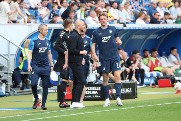 18.04.2026, xrekx, Fussball 1.Bundesliga, TSG 1899 Hoffenheim - Borussia Dortmund v.l. Christian Ilzer Trainer (TSG 1899 Hoffenheim) Wouter Burger (TSG 1899 Hoffenheim) verletzt, Verletzung, Schmerz, Schmerzen, injured, injury, pain, pains (DFL DFB REGULATIONS PROHIBIT ANY USE OF PHOTOGRAPHS as IMAGE SEQUENCES and or QUASI-VIDEO) Sinsheim