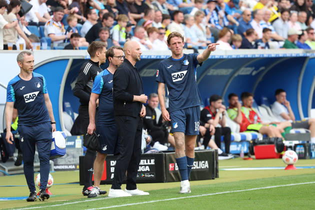 18.04.2026, xrekx, Fussball 1.Bundesliga, TSG 1899 Hoffenheim - Borussia Dortmund v.l. Christian Ilzer Trainer (TSG 1899 Hoffenheim) Wouter Burger (TSG 1899 Hoffenheim) verletzt, Verletzung, Schmerz, Schmerzen, injured, injury, pain, pains (DFL DFB REGULATIONS PROHIBIT ANY USE OF PHOTOGRAPHS as IMAGE SEQUENCES and or QUASI-VIDEO) Sinsheim