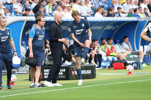 18.04.2026, xrekx, Fussball 1.Bundesliga, TSG 1899 Hoffenheim - Borussia Dortmund v.l. Christian Ilzer Trainer (TSG 1899 Hoffenheim) Wouter Burger (TSG 1899 Hoffenheim) verletzt, Verletzung, Schmerz, Schmerzen, injured, injury, pain, pains (DFL DFB REGULATIONS PROHIBIT ANY USE OF PHOTOGRAPHS as IMAGE SEQUENCES and or QUASI-VIDEO) Sinsheim