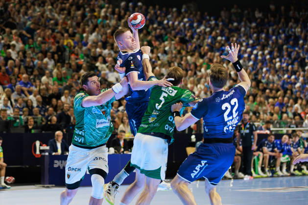 Niels VERSTEIJNEN (TBV Lemgo Lippe, 25) mit einem Pass zu Adam NYFJAELL (TBV Lemgo Lippe, 22) GER, TBV Lemgo Lippe vs. Fuechse Berlin, Handball, DHB Pokal, Halbfinale, Spielzeit 2025 2026, 18.04.2026, GER, TBV Lemgo Lippe vs. Fuechse Berlin, Handball, DHB Pokal, Halbfinale, Spielzeit 2025 2026, 18.04.2026, Koeln Copyright: xEibnerxPressefoto OliverxSchmidtx EP_OST