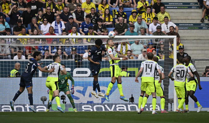 Strafraumszene, Torraumszene Kopfballduell Zweikampf Aktion Waldemar Anton Borussia Dortmund BVB (03) TSG 1899 Hoffenheim vs Borussia Dortmund BVB 18.04.2026 DFL REGULATIONS PROHIBIT ANY USE OF PHOTOGRAPHS AS IMAGE SEQUENCES AND OR QUASI-VIDEO TSG 1899 Hoffenheim vs Borussia Dortmund