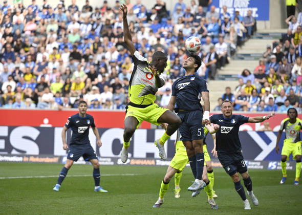 Strafraumszene, Torraumszene Kopfballduell Zweikampf Aktion Serhou Guirassy Borussia Dortmund BVB (09) gegen Ozan Kabak TSG 1899 Hoffenheim (05) TSG 1899 Hoffenheim vs Borussia Dortmund BVB 18.04.2026 DFL REGULATIONS PROHIBIT ANY USE OF PHOTOGRAPHS AS IMAGE SEQUENCES AND OR QUASI-VIDEO TSG 1899 Hoffenheim vs Borussia Dortmund