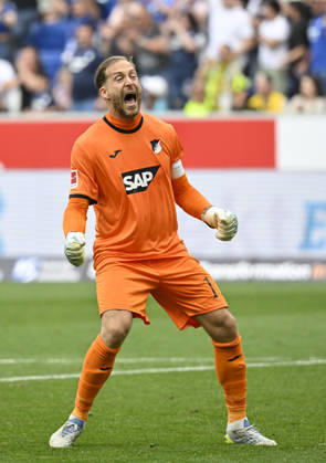 Sport Bilder des Tages nach Spielende: Schlussjubel, Freude, Glueck, Jubel Torwart Oliver Baumann TSG 1899 Hoffenheim (01) TSG 1899 Hoffenheim vs Borussia Dortmund BVB 18.04.2026 DFL REGULATIONS PROHIBIT ANY USE OF PHOTOGRAPHS AS IMAGE SEQUENCES AND OR QUASI-VIDEO TSG 1899 Hoffenheim vs Borussia Dortmund