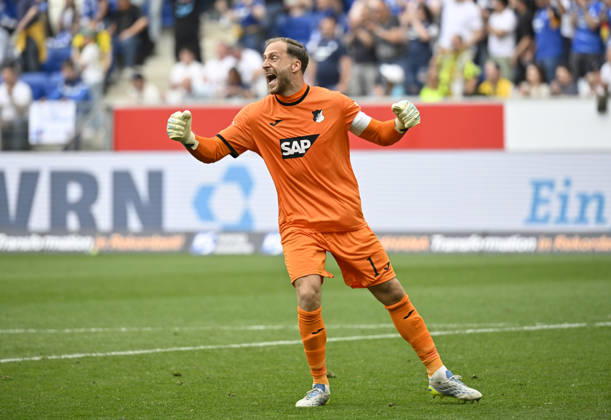 nach Spielende: Schlussjubel, Freude, Glueck, Jubel Torwart Oliver Baumann TSG 1899 Hoffenheim (01) TSG 1899 Hoffenheim vs Borussia Dortmund BVB 18.04.2026 DFL REGULATIONS PROHIBIT ANY USE OF PHOTOGRAPHS AS IMAGE SEQUENCES AND OR QUASI-VIDEO TSG 1899 Hoffenheim vs Borussia Dortmund