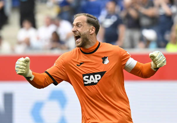 nach Spielende: Schlussjubel, Freude, Glueck, Jubel Torwart Oliver Baumann TSG 1899 Hoffenheim (01) TSG 1899 Hoffenheim vs Borussia Dortmund BVB 18.04.2026 DFL REGULATIONS PROHIBIT ANY USE OF PHOTOGRAPHS AS IMAGE SEQUENCES AND OR QUASI-VIDEO TSG 1899 Hoffenheim vs Borussia Dortmund