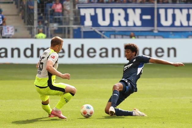 18.04.2026, xtvx, Fussball 1.Bundesliga, TSG 1899 Hoffenheim - Borussia Dortmund v.l. Zweikampf, Duell, duel, tackle, compete Julian Ryerson (Borussia Dortmund) Bernardo (TSG 1899 Hoffenheim) (DFL DFB REGULATIONS PROHIBIT ANY USE OF PHOTOGRAPHS as IMAGE SEQUENCES and or QUASI-VIDEO) Sinsheim