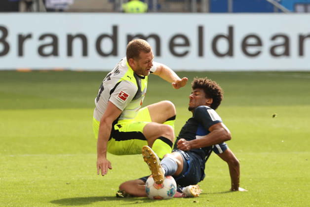 18.04.2026, xtvx, Fussball 1.Bundesliga, TSG 1899 Hoffenheim - Borussia Dortmund v.l. Zweikampf, Duell, duel, tackle, compete Julian Ryerson (Borussia Dortmund) Bernardo (TSG 1899 Hoffenheim) (DFL DFB REGULATIONS PROHIBIT ANY USE OF PHOTOGRAPHS as IMAGE SEQUENCES and or QUASI-VIDEO) Sinsheim