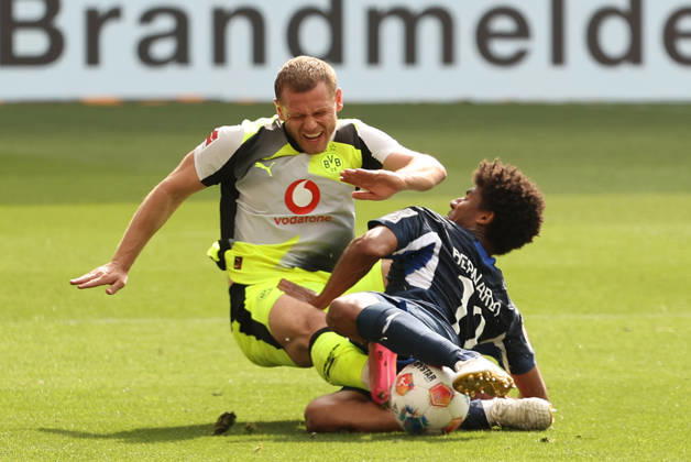 18.04.2026, xtvx, Fussball 1.Bundesliga, TSG 1899 Hoffenheim - Borussia Dortmund v.l. Zweikampf, Duell, duel, tackle, compete Julian Ryerson (Borussia Dortmund) Bernardo (TSG 1899 Hoffenheim) (DFL DFB REGULATIONS PROHIBIT ANY USE OF PHOTOGRAPHS as IMAGE SEQUENCES and or QUASI-VIDEO) Sinsheim