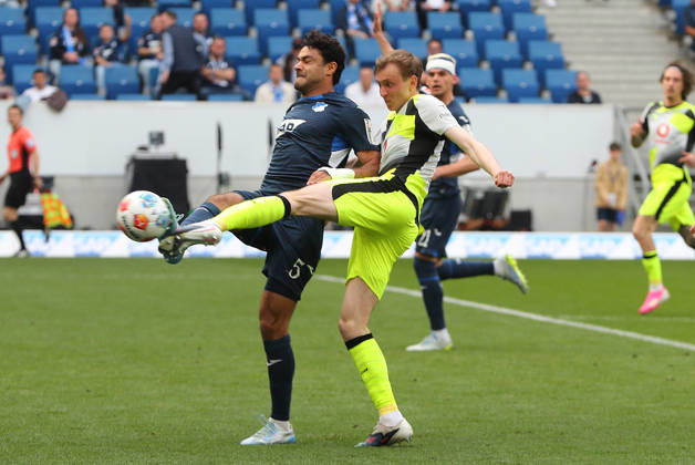 18.04.2026, xtvx, Fussball 1.Bundesliga, TSG 1899 Hoffenheim - Borussia Dortmund v.l. Torschuss, has a shot on goal Ozan Kabak (TSG 1899 Hoffenheim) Maximilian Beier (Borussia Dortmund) (DFL DFB REGULATIONS PROHIBIT ANY USE OF PHOTOGRAPHS as IMAGE SEQUENCES and or QUASI-VIDEO) Sinsheim
