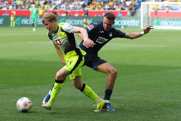 18.04.2026, xtvx, Fussball 1.Bundesliga, TSG 1899 Hoffenheim - Borussia Dortmund v.l. Zweikampf, Duell, duel, tackle, compete Daniel Svensson (Borussia Dortmund) Tim Lemperle (TSG 1899 Hoffenheim) (DFL DFB REGULATIONS PROHIBIT ANY USE OF PHOTOGRAPHS as IMAGE SEQUENCES and or QUASI-VIDEO) Sinsheim