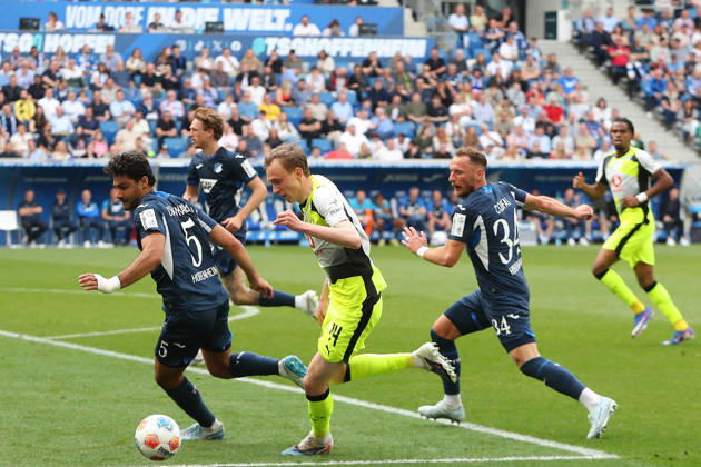 18.04.2026, xtvx, Fussball 1.Bundesliga, TSG 1899 Hoffenheim - Borussia Dortmund v.l. Zweikampf, Duell, duel, tackle, compete Ozan Kabak (TSG 1899 Hoffenheim) Maximilian Beier (Borussia Dortmund) (DFL DFB REGULATIONS PROHIBIT ANY USE OF PHOTOGRAPHS as IMAGE SEQUENCES and or QUASI-VIDEO) Sinsheim
