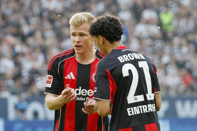 Jonathan Burkardt (Eintracht Frankfurt, 09) und Nathaniel Brown (Eintracht Frankfurt, 21) im Dialog , Deutschland, Fussball, 1. Bundesliga, 30.Spieltag, 2025 2026, Eintracht Frankfurt vs. RB Leipzig, 18.04.2026, Frankfurt am Main Deutsche-Bank-Park Deutschland Copyright: xGrantxHubbsx