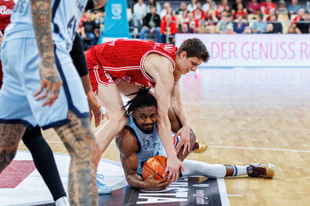 Richard Balint (BMA365 Bamberg Baskets, 11), Christopher Clemons (EWE Baskets Oldenburg, 03), BMA365 Bamberg Baskets vs. EWE Baskets Oldenburg, Basketball, easyCredit BBL, 30. Spieltag, 18.04.2026 BMA365 Bamberg Baskets vs. EWE Baskets Oldenburg, Basketball, easyCredit BBL, 30. Spieltag, 18.04.2026 Bamberg Copyright: xEibner-Pressefoto G.xSantemizx EP_EER